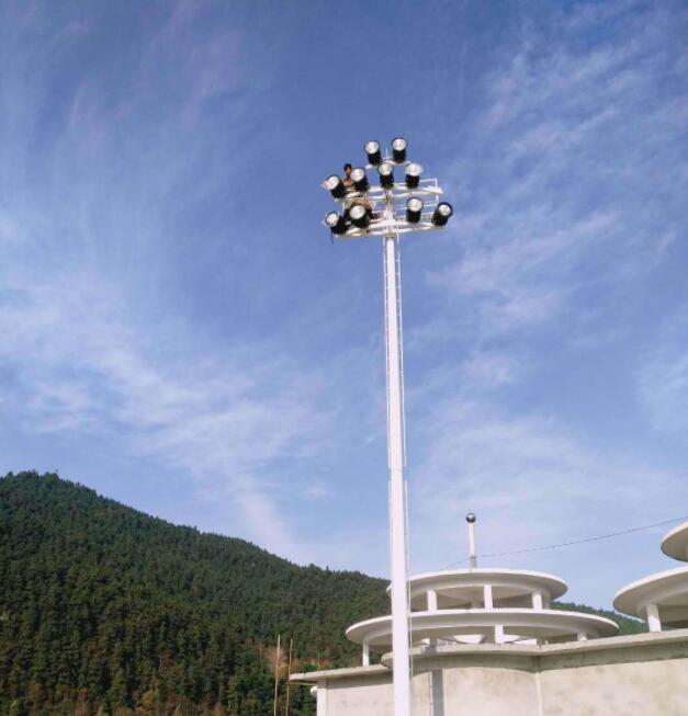 Wie hoch sind die Höhen von hochpoligen Lichtern und wie viele Watt LED-Leuchten werden jeweils entspricht?
